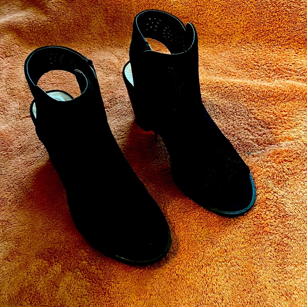Black booties sneak toe Comfort Est 1946